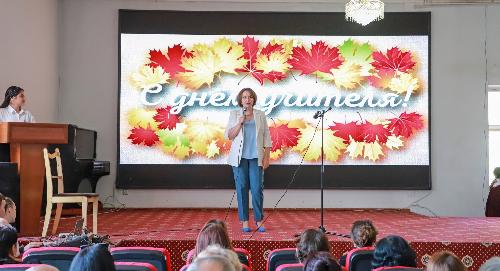Учащиеся школы РТСУ в Душанбе поздравили учителей с профессиональным праздником