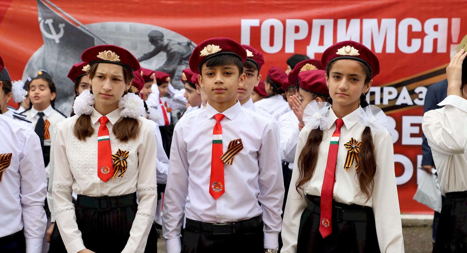 «Равнение на Победу»: в СОШ РТСУ города Куляб прошёл смотр строя и песни