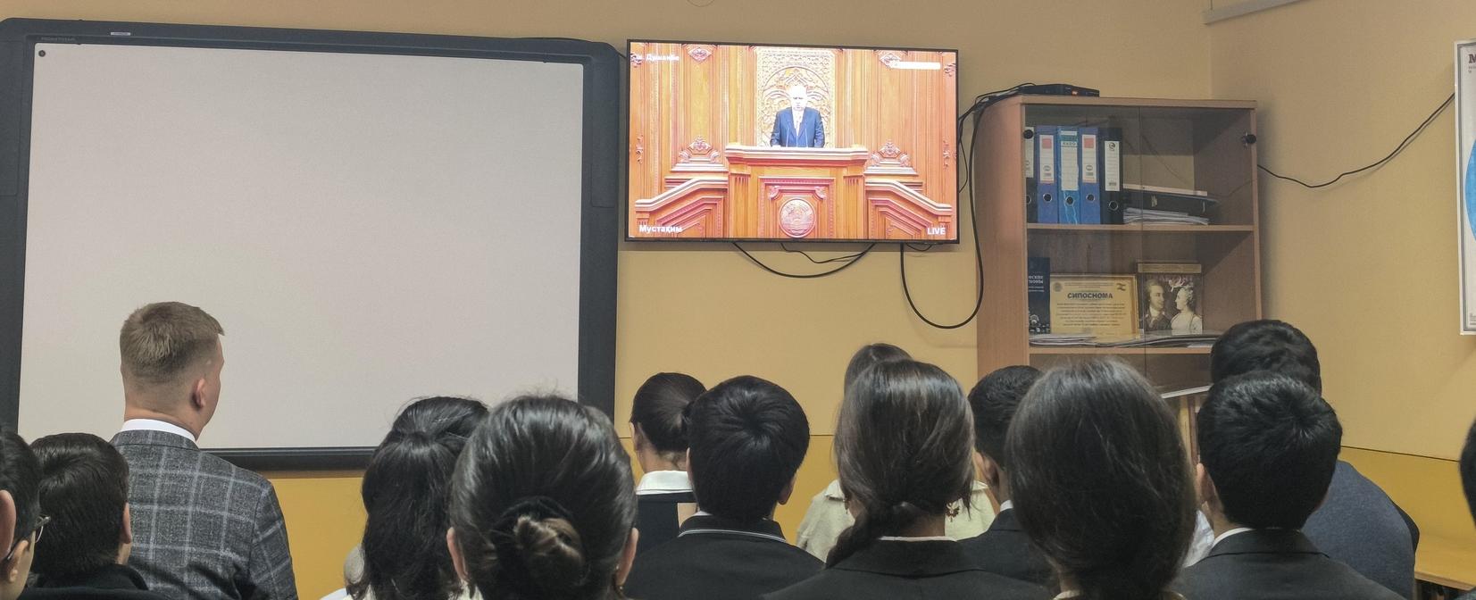 Просмотр Послания Президента Республики Таджикистан в школе при РТСУ в Кулябе