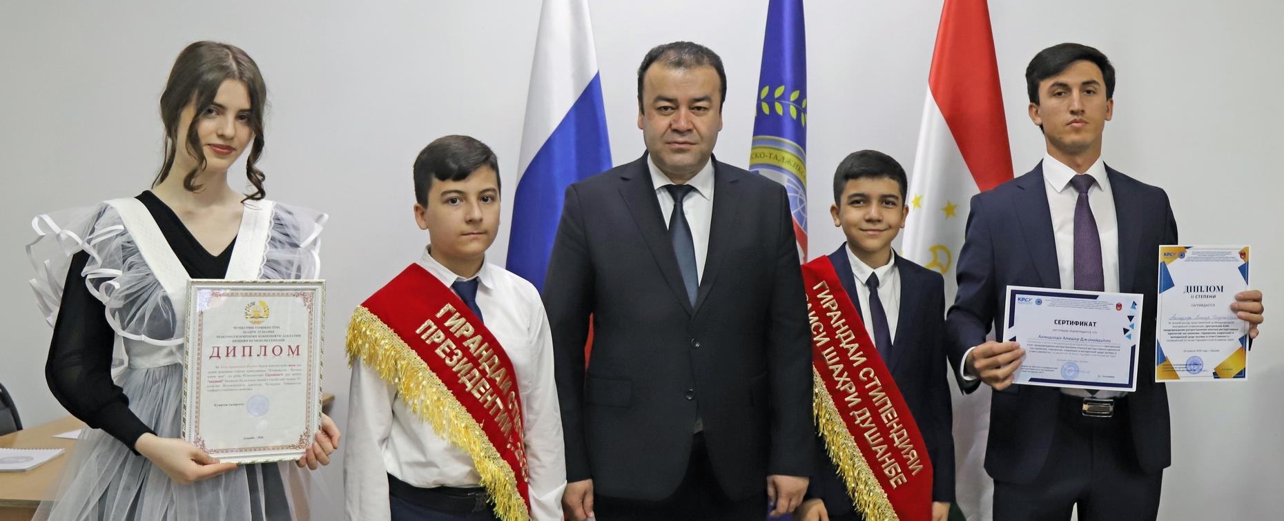В РТСУ наградили школьников и преподавателя за высокие достижения