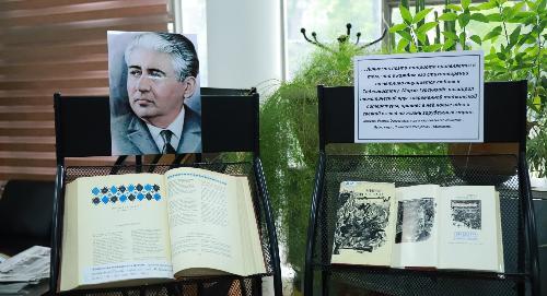 В РТСУ открылась книжная выставка в честь Дня памяти великого поэта Мирзо Турсунзаде