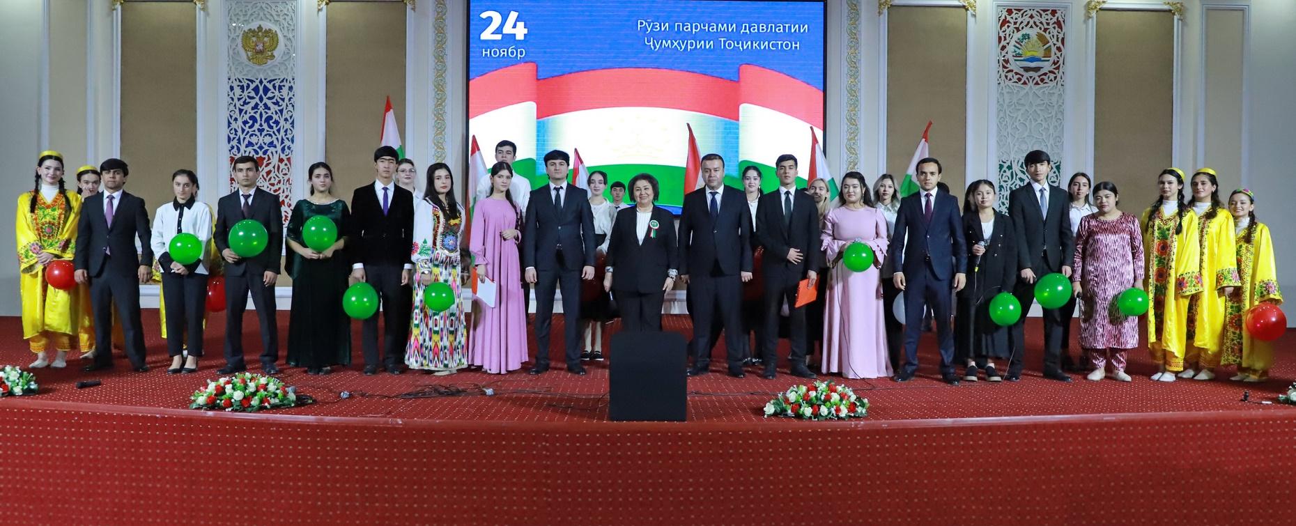 Цвета независимости: в РТСУ состоялось празднование Дня флага Таджикистана