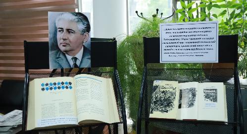 В РТСУ открылась книжная выставка в честь Дня памяти великого поэта Мирзо Турсунзаде